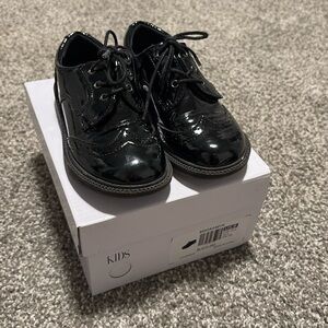 Kids dress shoes. Only worn once. Size 9. In great condition!